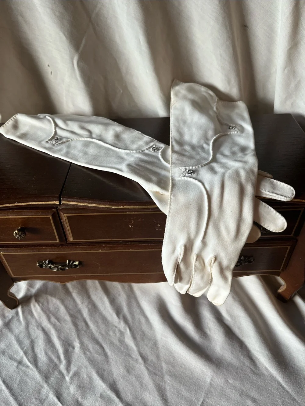 VTG 1950s White Opera Gloves Rhinestone Diamond Accent Scalloped Cuff Small 13